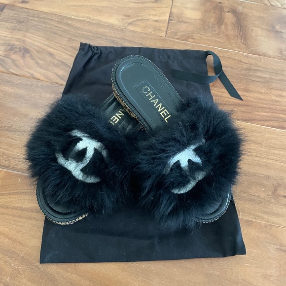 Chanel 2022 Interlocking CC Logo  Black Shearling Fur Faux Sandals 36C - Picture 1 of 10